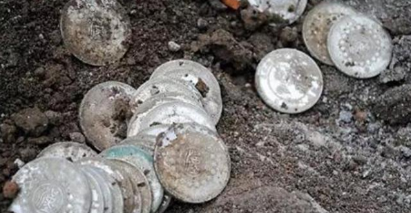 18岁女子挖自来水管道，意外发现70000枚银元，揭开30年前的秘密