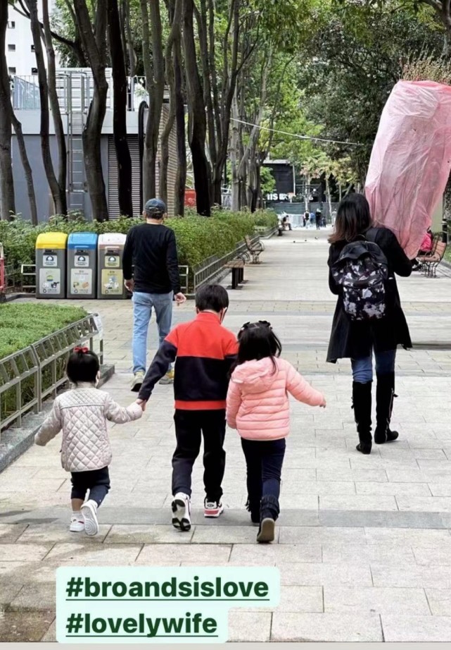 霍啟剛曝晶晶教仨孩子做作業會煩躁，否認因孩子教育與太太有摩擦