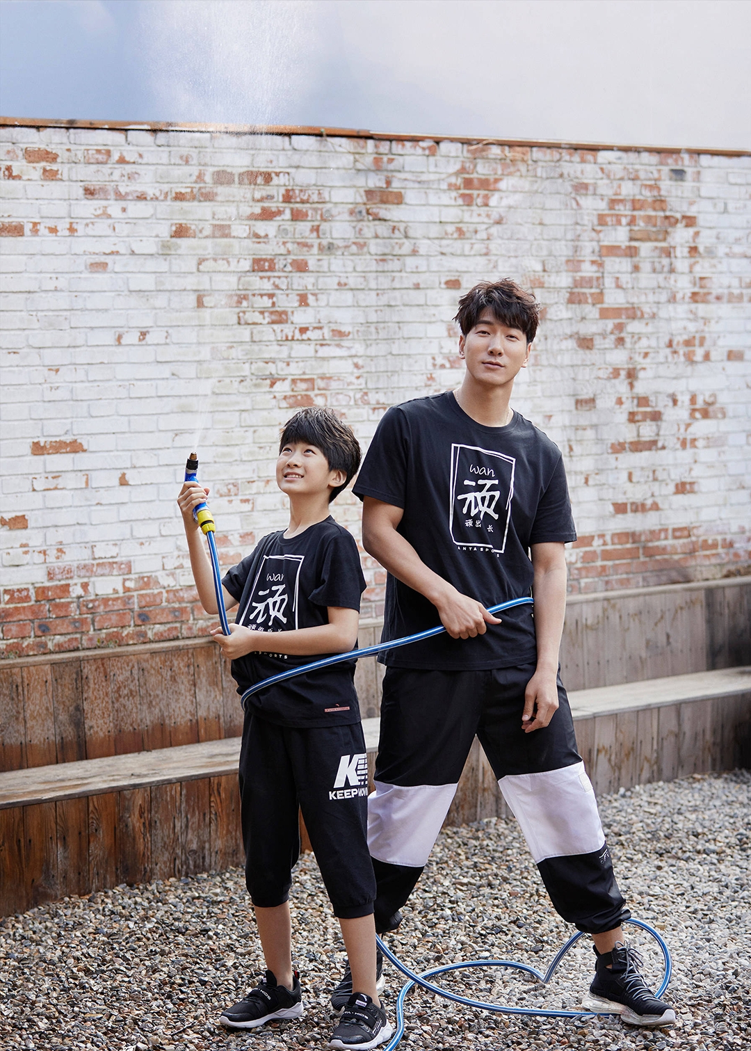 13歲天天長大了，穿西裝打領帶氣質佳，外形帥氣被讚像霸道總裁