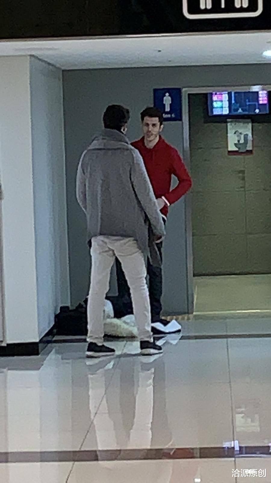 韩国女团成员被跟踪，德国双胞胎男粉丝，扬言