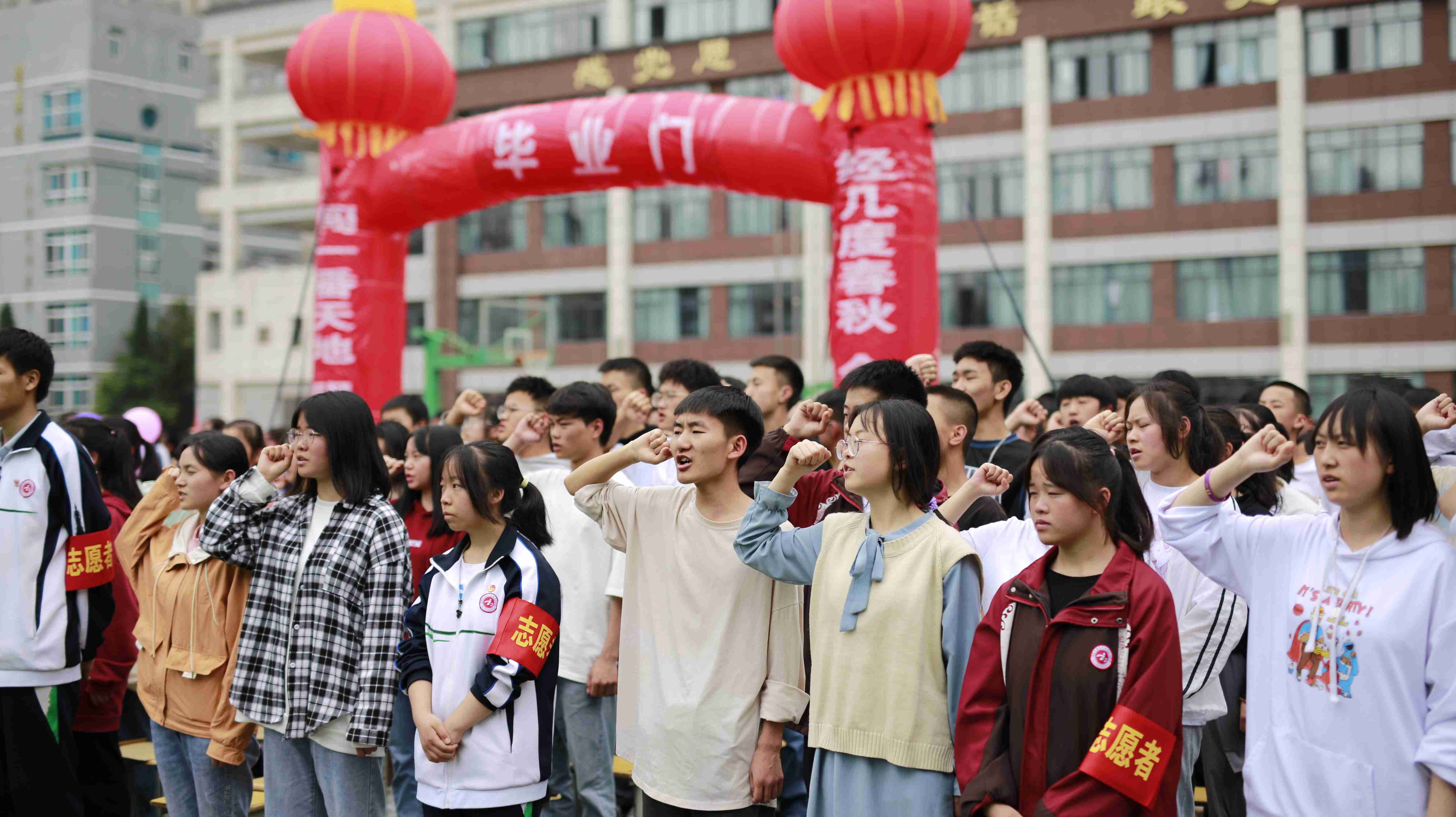 六盤水市民族中學舉行2021屆高三畢業(yè)典禮(圖10) 六盤水市民族中學舉行2021屆高三畢業(yè)典禮(圖10)