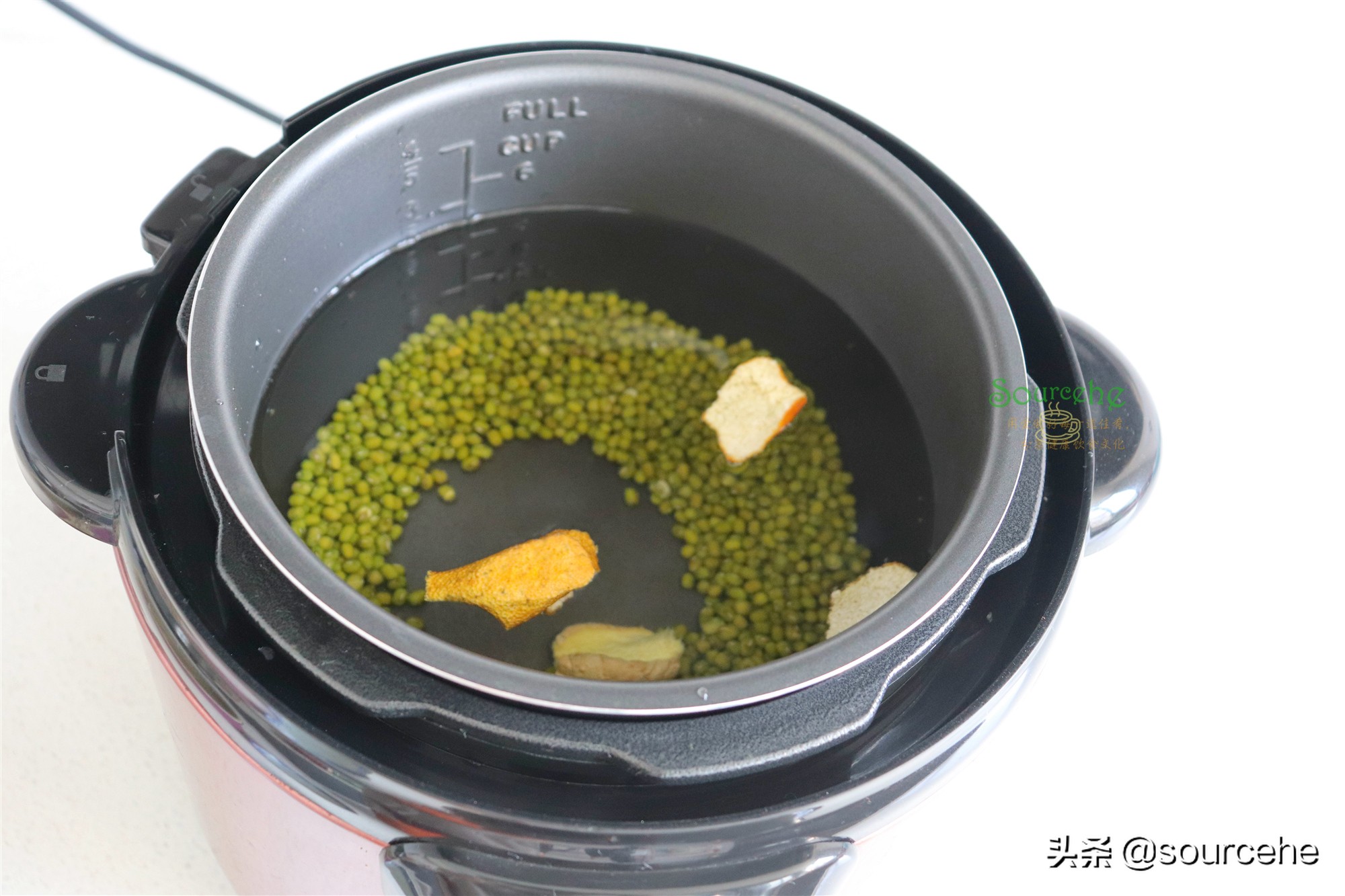 夏天，煮绿豆糖水时多加两物，消热解暑，冰爽解渴，简单又好吃