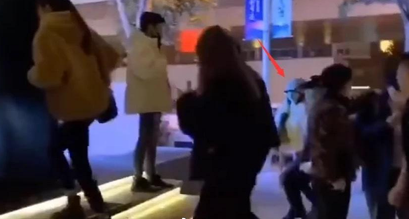 苗苗首曬一家三口，產後恢復螞蟻腰筷子腿，鄭愷帶妻女出門放風