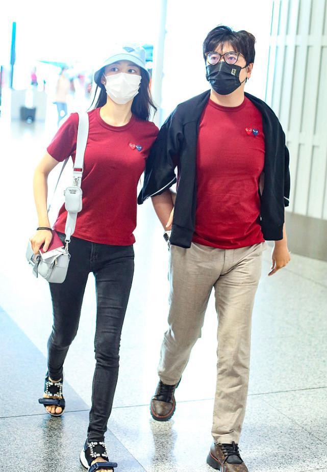 吉娜当了妈也这么美，穿T恤牛仔裤看着身材没走样，素颜挺耐看