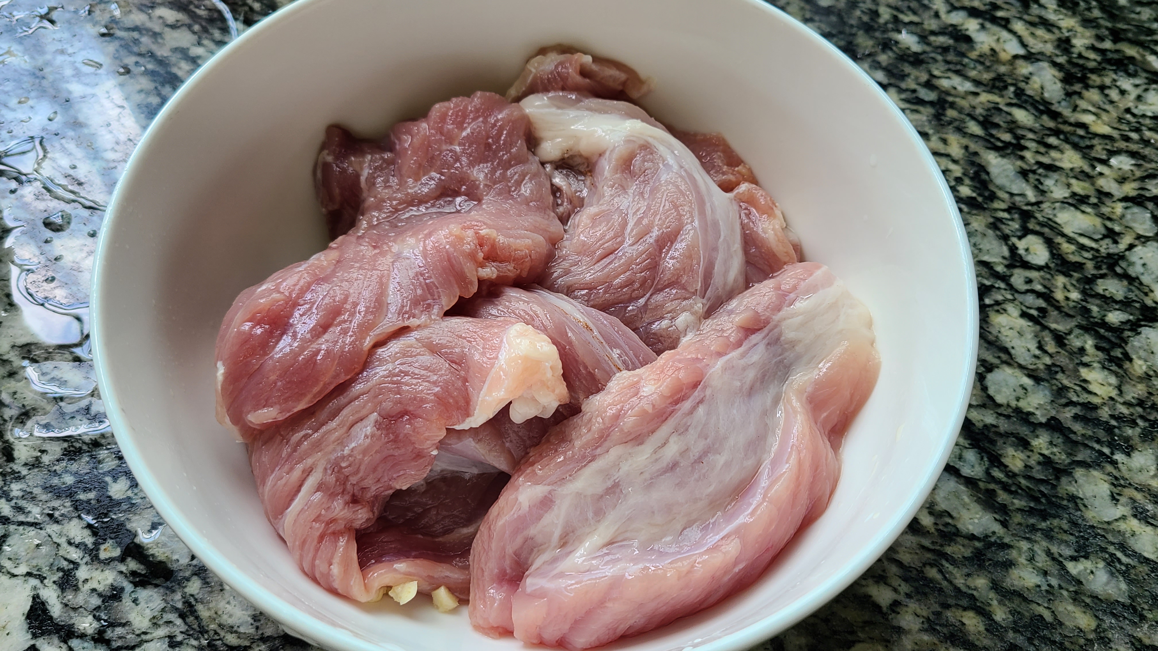 蜜汁叉烧，是广东很出名的一道菜，好吃又好看，太香了