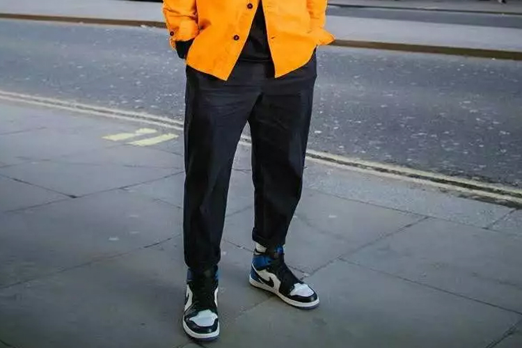 听说长裤   aj的搭配,才是初春帅哥们的正确搭配选择!