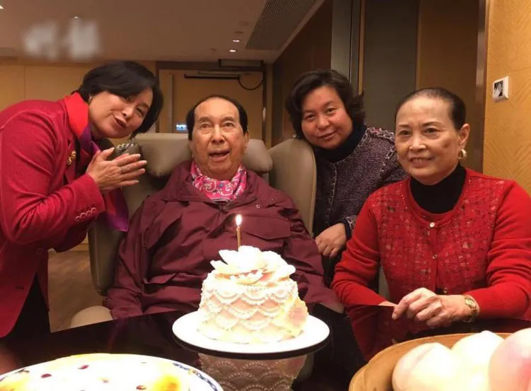 一代赌王何鸿燊走了，他有4个妻子，17个子女，