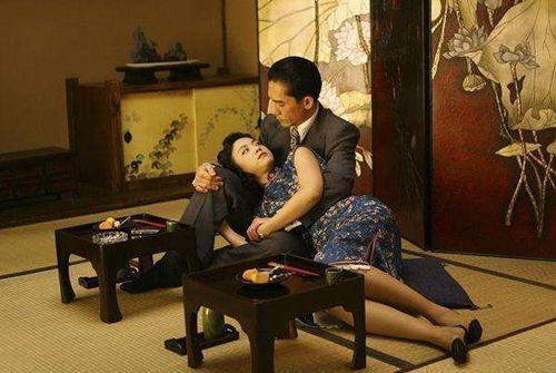 丈夫抗日战死，妻子却投靠日本军官，还将15岁女