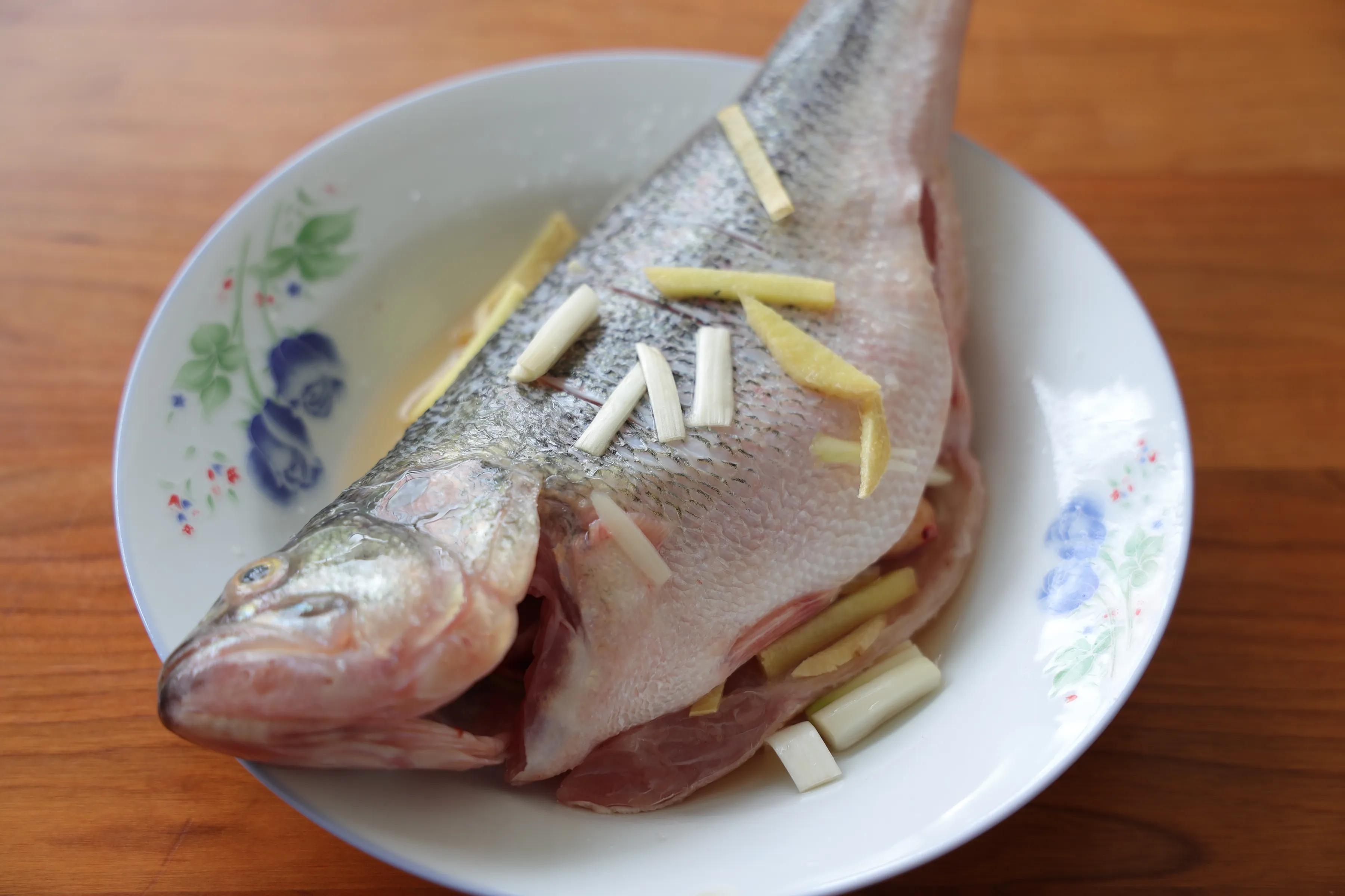 孩子最愛吃的清蒸鱸魚，簡單蒸一蒸，肉質鮮嫩，清淡不油膩