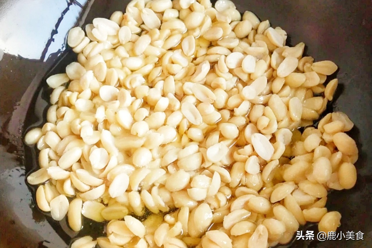 酒鬼花生如何做好吃？牢记“一泡二掰三冻”，香辣酥脆，好吃过瘾