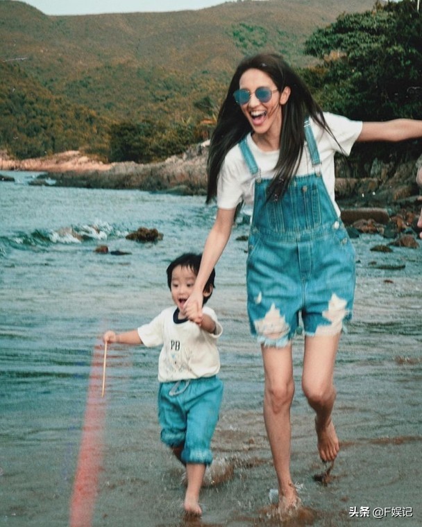 陳凱琳曬鄭嘉穎餵大兒子吃雪糕的溫馨瞬間一家人享甜蜜的家庭時光