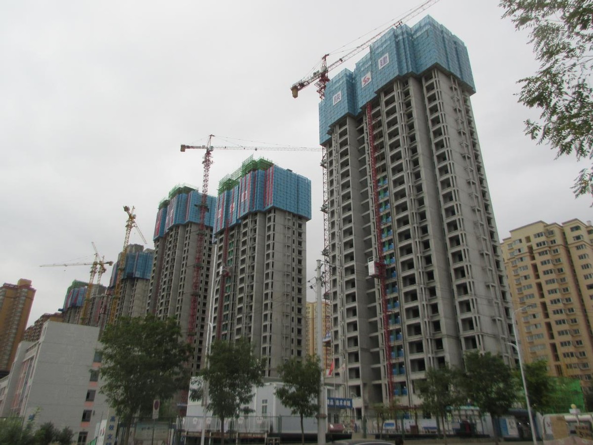 沙井驿街道棚户区城中村改造重建安置小区建设项目顺利封顶