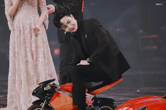 微博之夜尴尬瞬间：杨幂不满安排直接垮脸，丁