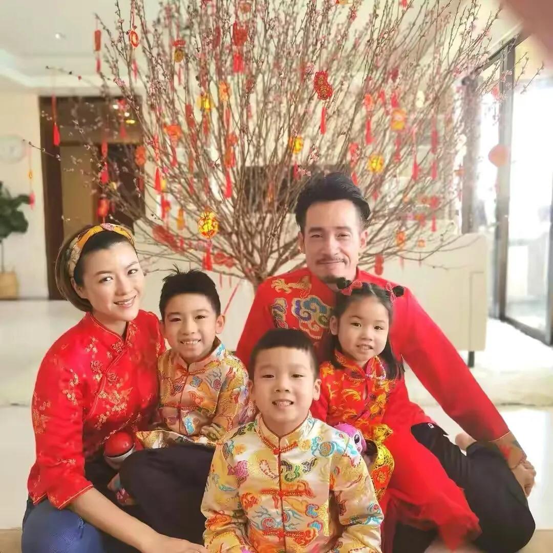 陳豪時隔2月和家人團聚，一家五口歡樂相擁，畫面溫馨有愛超幸福