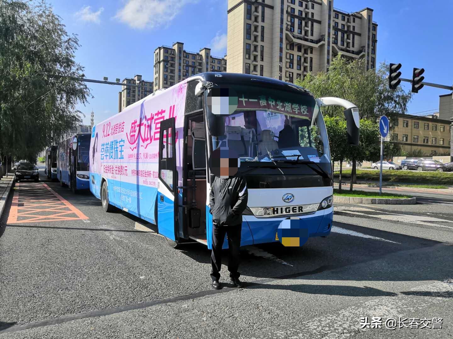 车身上贴满广告，孩子坐车直头晕丨交通违法专项整治