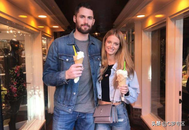 Happy blessing cummer is junior become famous, with former love each other old, like Le Fusong's dog now