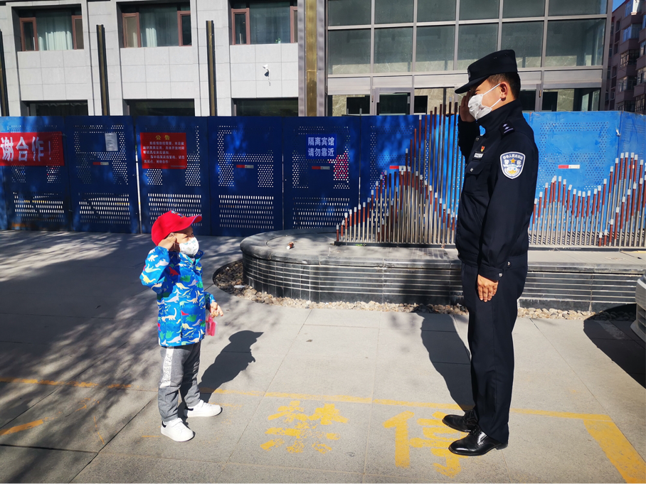 【战疫日记】阿城三岁萌娃向执勤的警察叔叔敬礼，”长大后我也要成为你！”