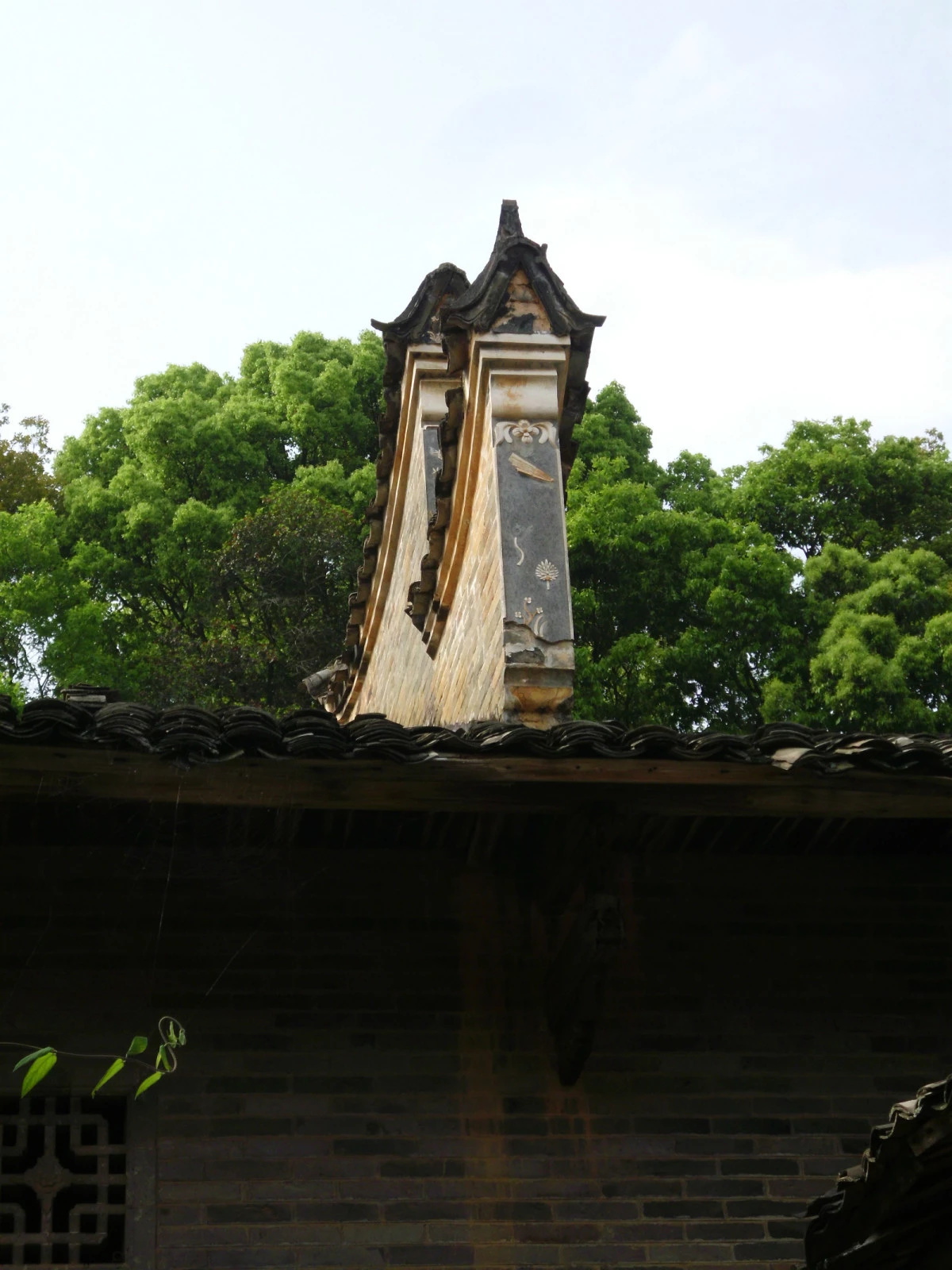 客家人建一栋民居从选址到确定坐向以及室内外布局大有风水讲究