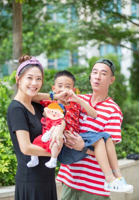 陈小春妻子庆生照，双手捧脸穿T恤皮肤白，小儿子穿兄弟装也出镜