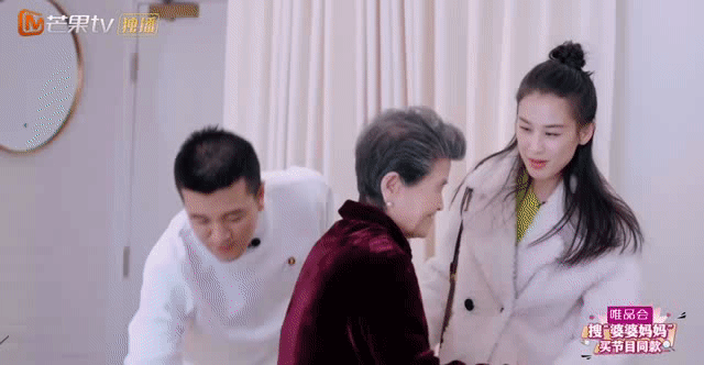 喝水都要人伺候的豪门阔太黄圣依，却在婆婆面前卑躬屈膝？