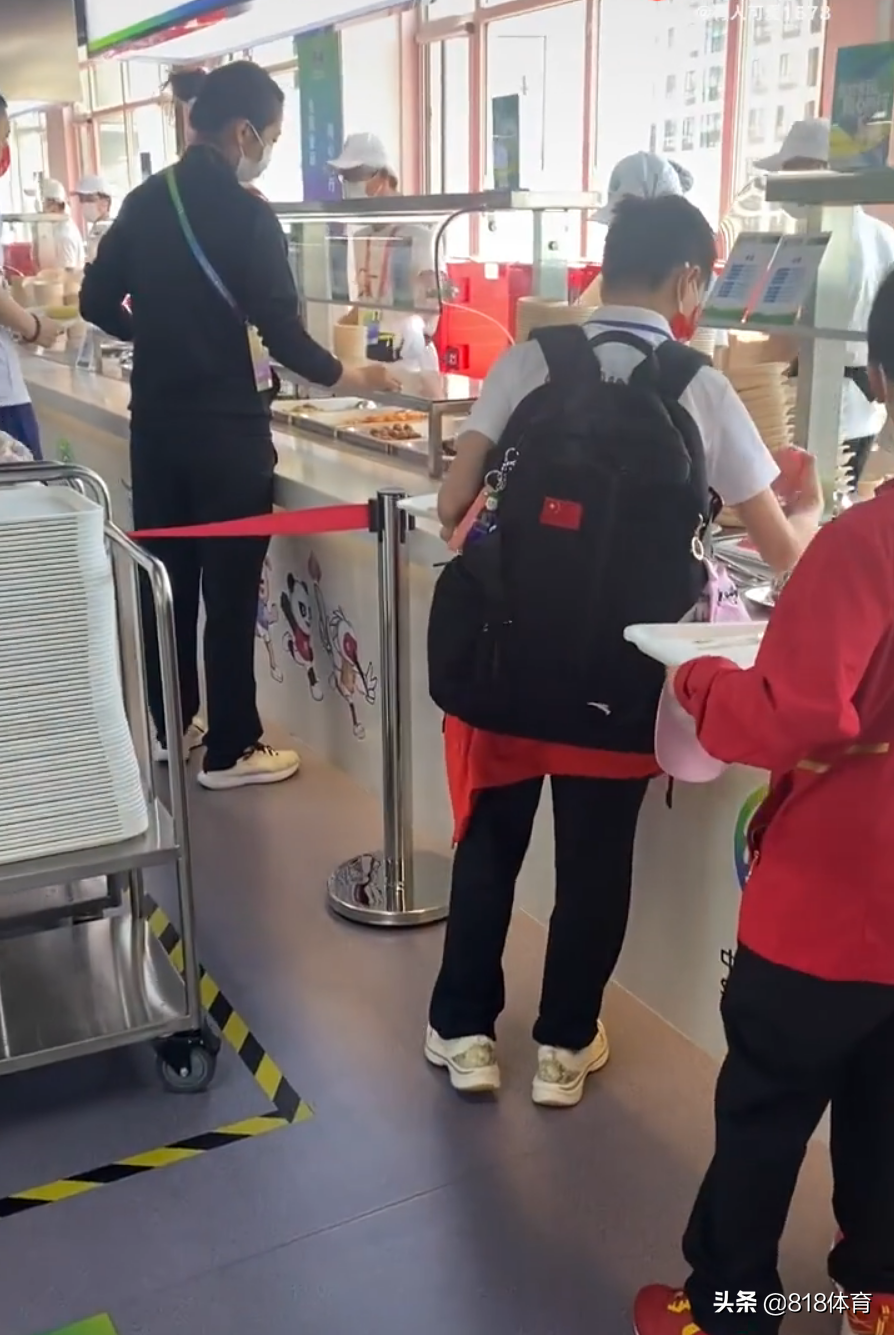 干饭人干饭魂!全红婵运动员餐厅遍尝10多种风味,拿苹果顺手塞口袋