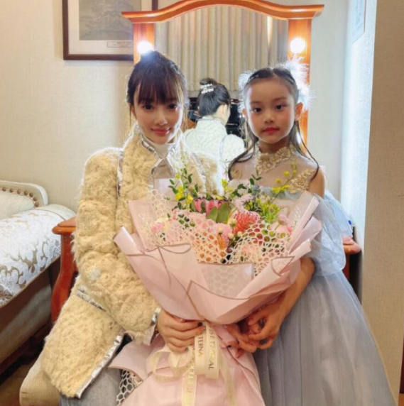 甜馨在家养小鸭子，当起了鸭妈妈，捧着小鸭子睡觉