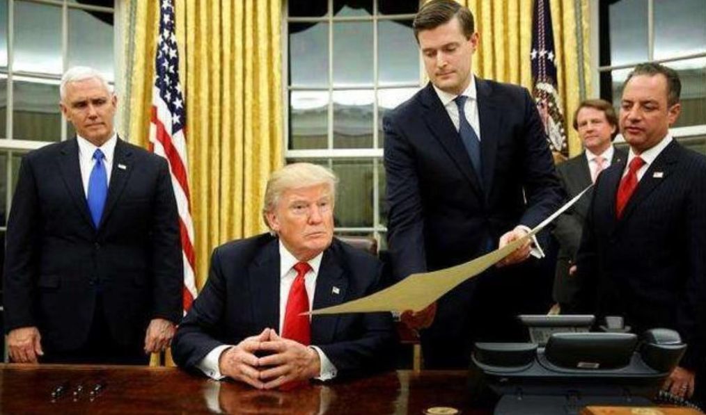 特朗普让医护人员迎战病毒，勇做逆行者，自己