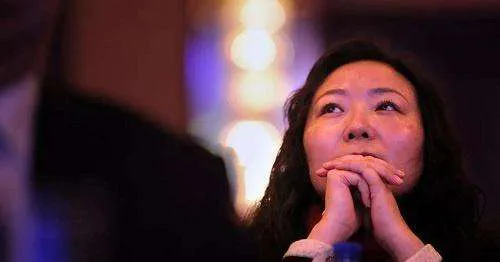 从女记者到身价990亿的女首富，她凭什么是地产