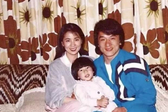 吴绮罗与林凤娇年轻时两人颜值差距很大，不仅