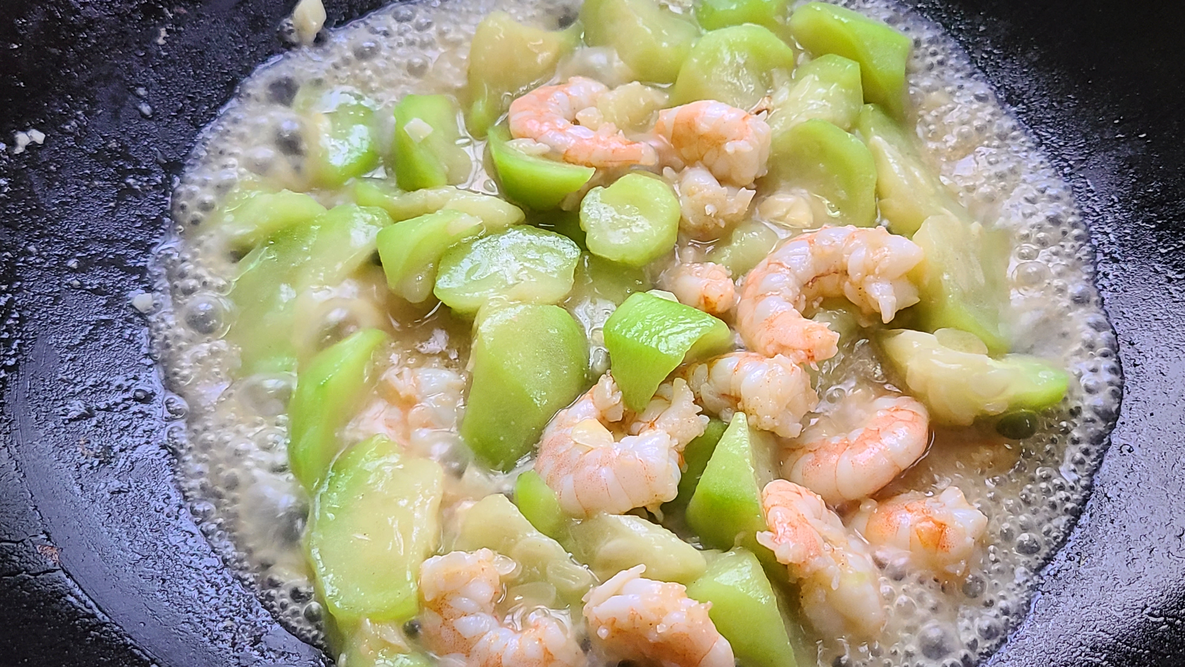 大虾这样做很简单，味道鲜甜又好吃，清淡美味值得一吃