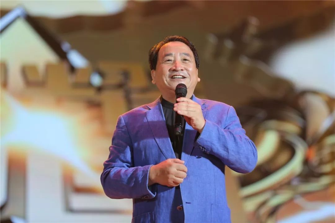 徒孙也好，女儿也罢，姜昆搂着女士腰拍照，本