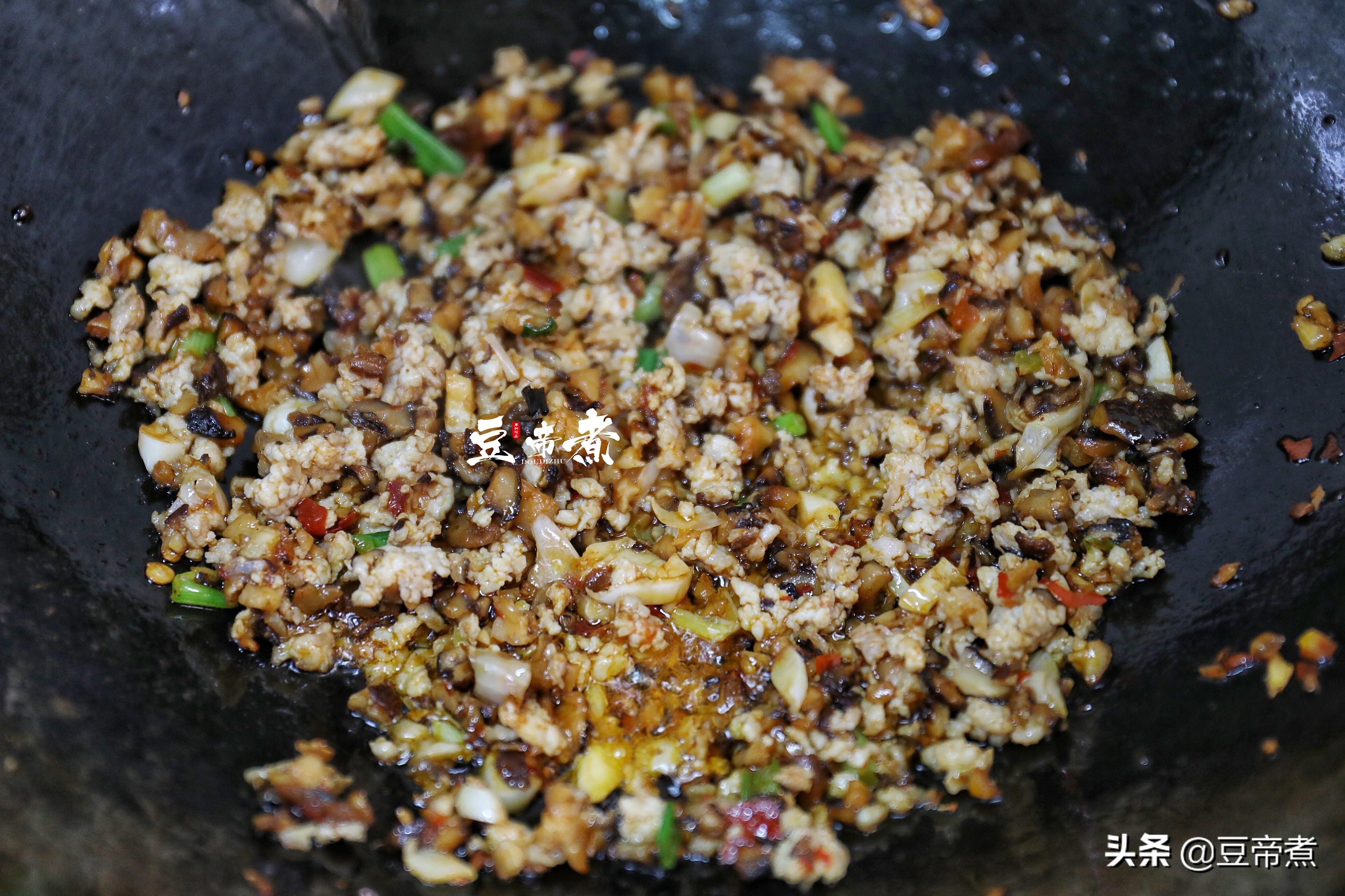 豆腐这样做，一匙就能下碗饭，味道香口感好，就算连吃三天也不腻