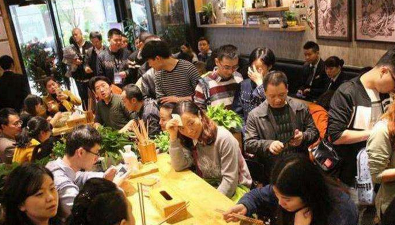 张卫健面馆开张了，去吃一碗“羊肉面”，结账