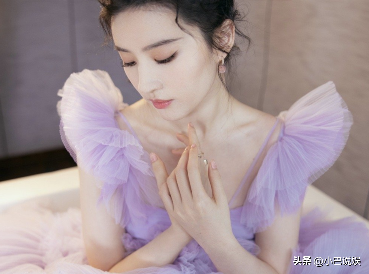 刘亦菲拍戏的椅子用了18年,称用得很顺手!采访内容暴露涵养