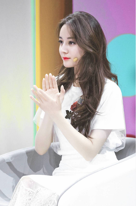 迪丽热巴打扮朴素现身医院,身体亮红灯,曾自