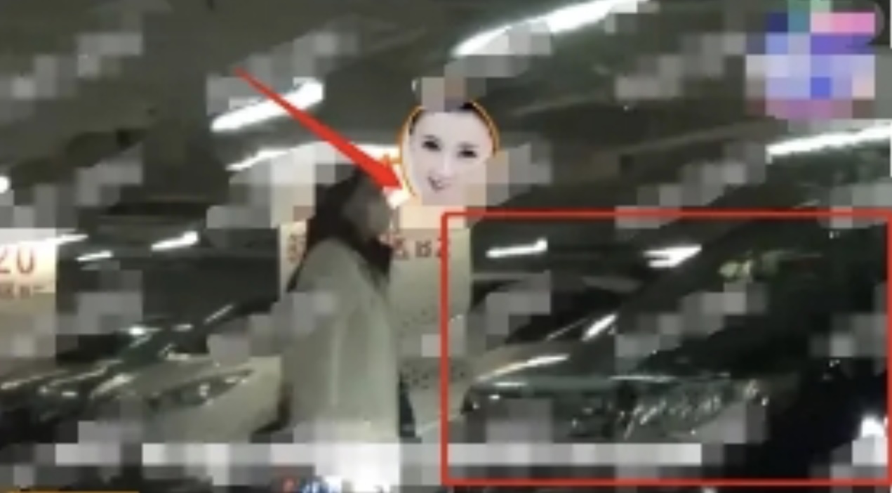 富婆甘薇一口气抱三娃，脸部僵硬疑似打针过度