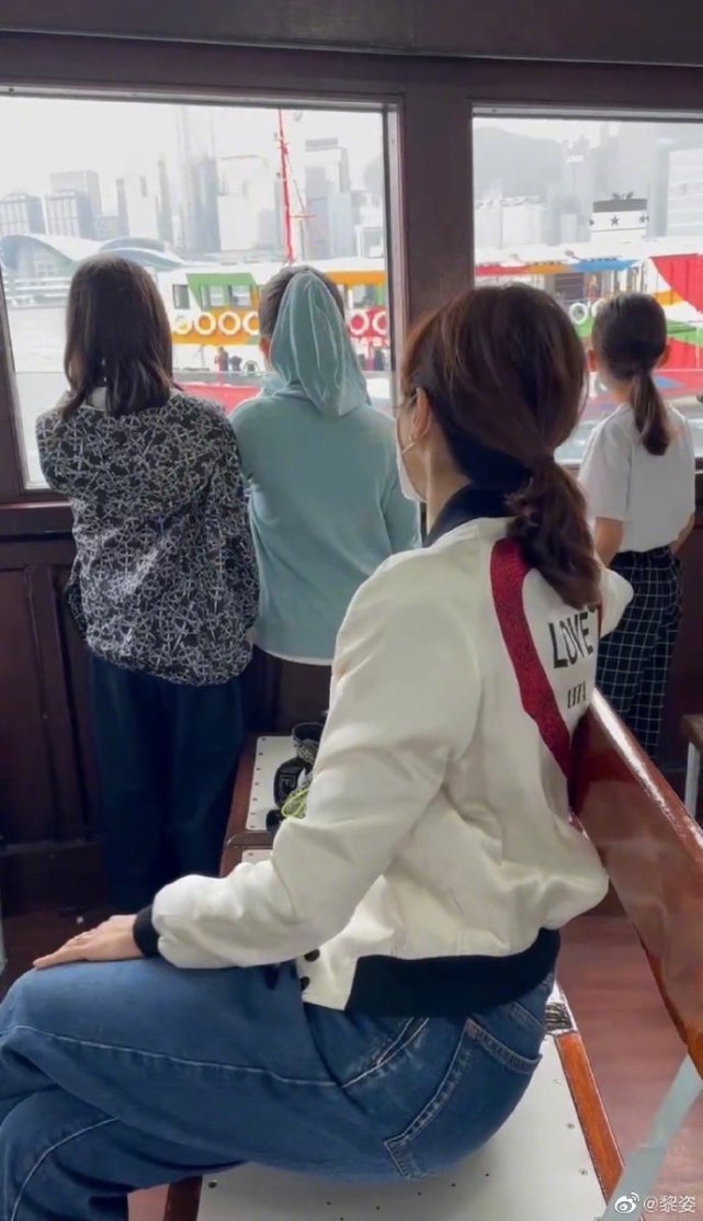 黎姿曬老公視角照，帶女兒旅行超溫馨，三小豬排排站背影亭亭玉立