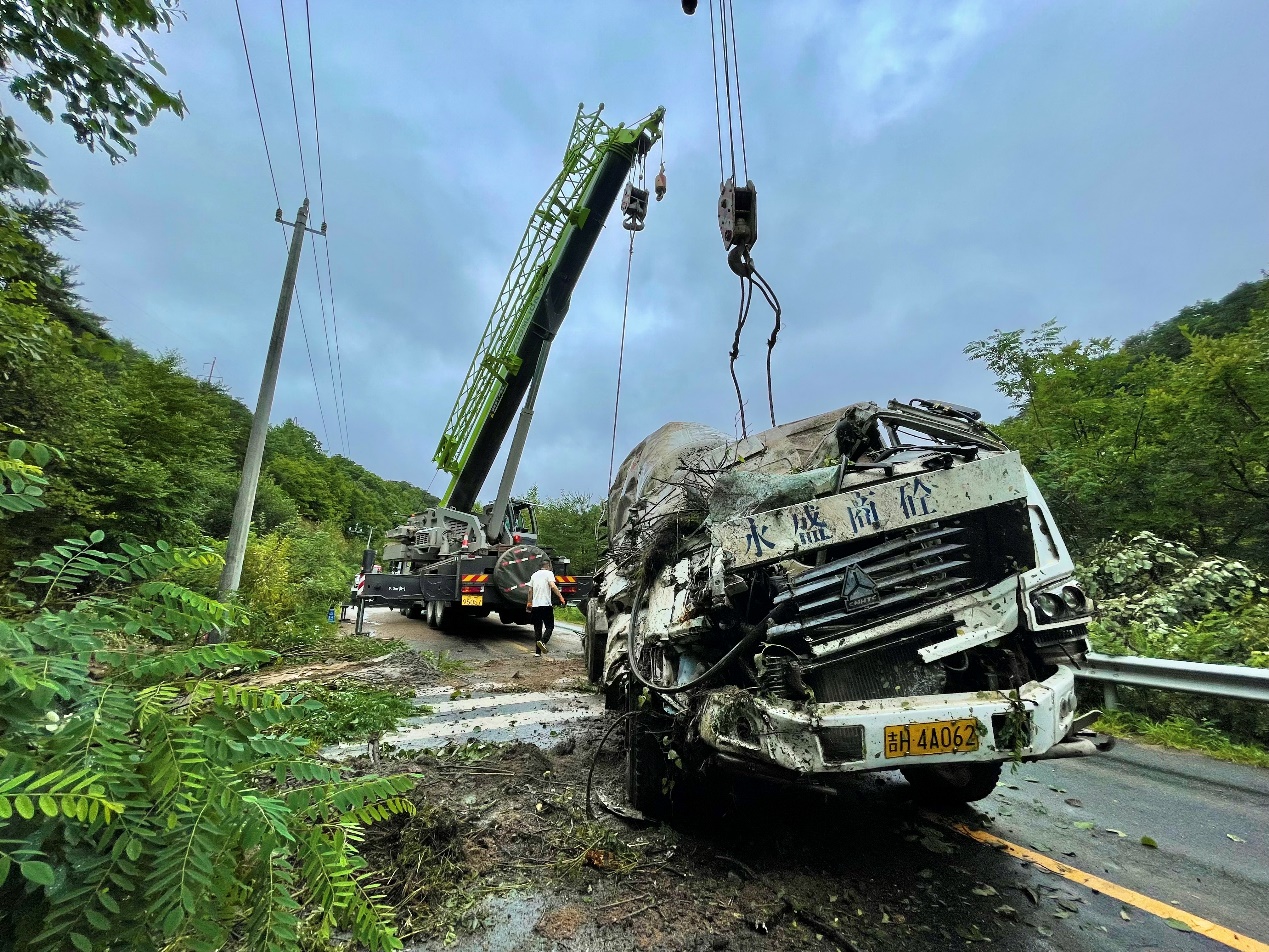 罐车满载20吨水泥侧翻深沟，龙井边境检查站紧急救援