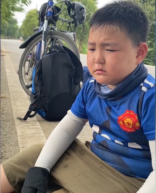 湖北8岁男孩三天骑行150公里，去外公家过暑假，父亲：孩子哭过但没放弃-第4张图片-大千世界
