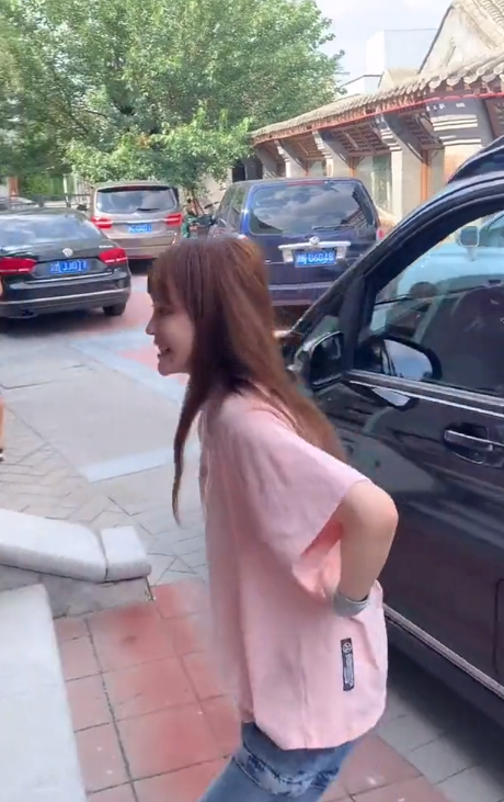 赵本山女儿怀孕了？走路托腰上台阶吃力，一个月前刚被求婚