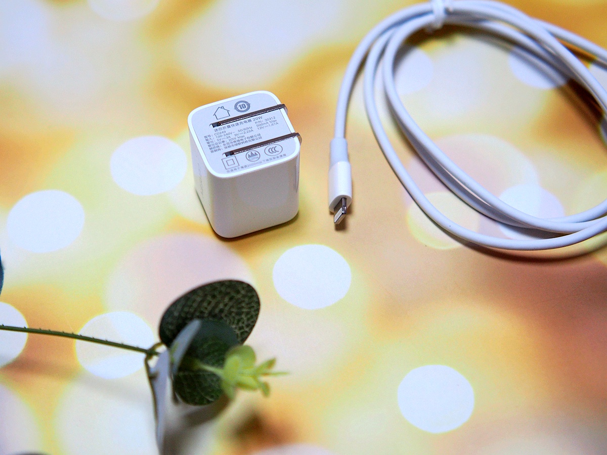 便携迷你快速回血的利器绿联小金刚快充头