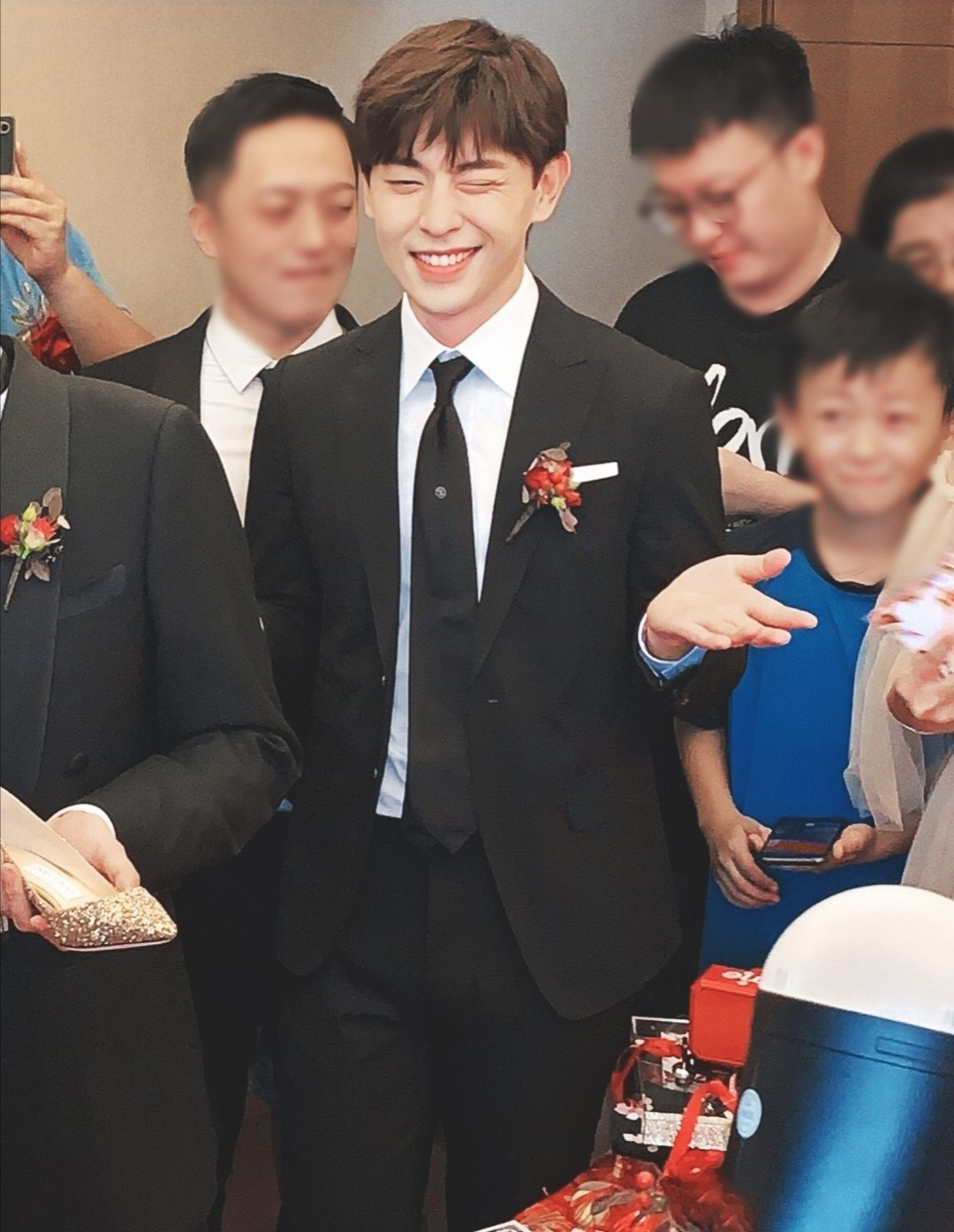 尖叫|伴娘团失声尖叫！邓伦又回“村里”当伴郎 被赞重感情舍得份子钱