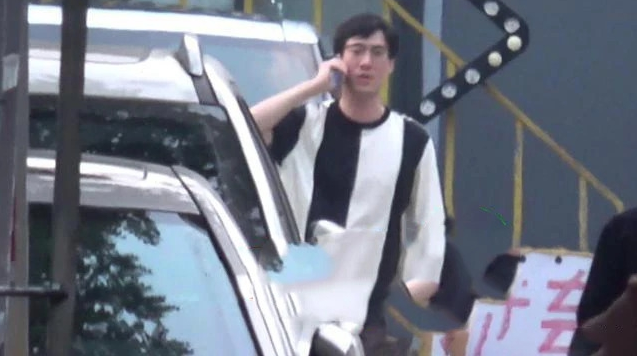 沈腾近况曝光，携妻儿与老友聚会，王琦腹部微微隆起引猜测