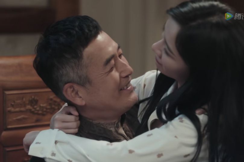 《扫黑风暴》爸被杀妈遭埋，她在仇人怀里撒娇