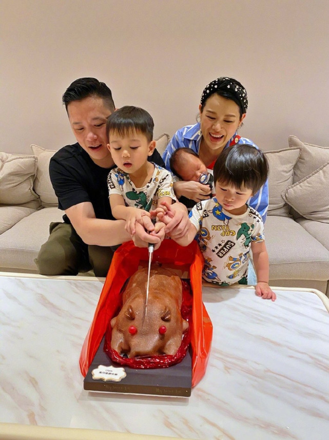 胡杏儿晒工作照过端午，穿修身裙秀S曲线，产后俩月身材恢复完美