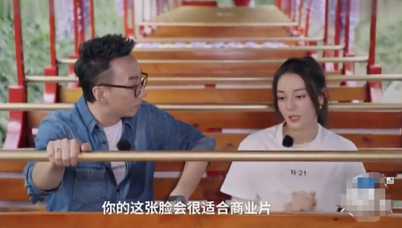 迪丽热巴打扮朴素现身医院，身体亮红灯，曾自曝事业遭遇瓶颈期