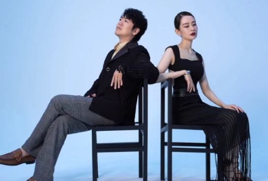 郎朗深夜甜秀恩爱，与吉娜挽手逛夜市吃小吃，吉娜细直长腿太优越