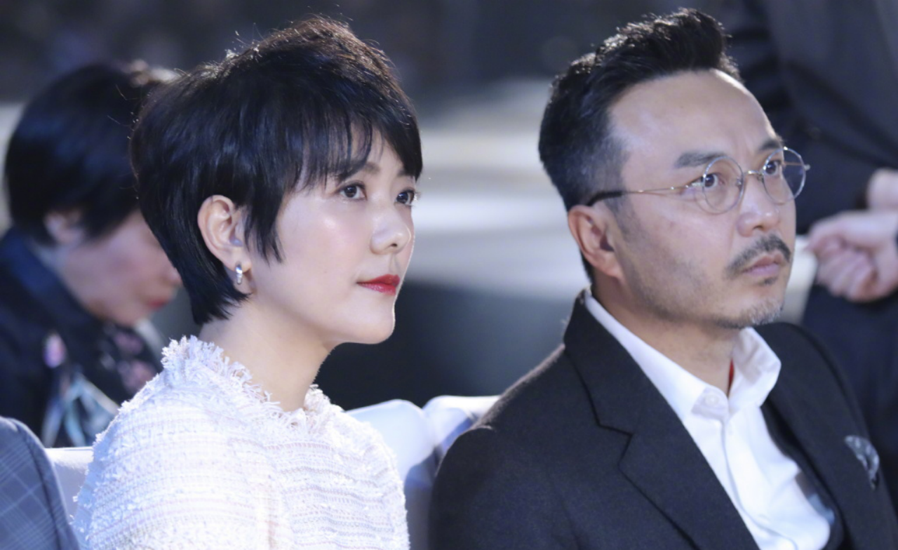 汪涵的妻子藏的真深，穿身“丝滑裙”真招摇，