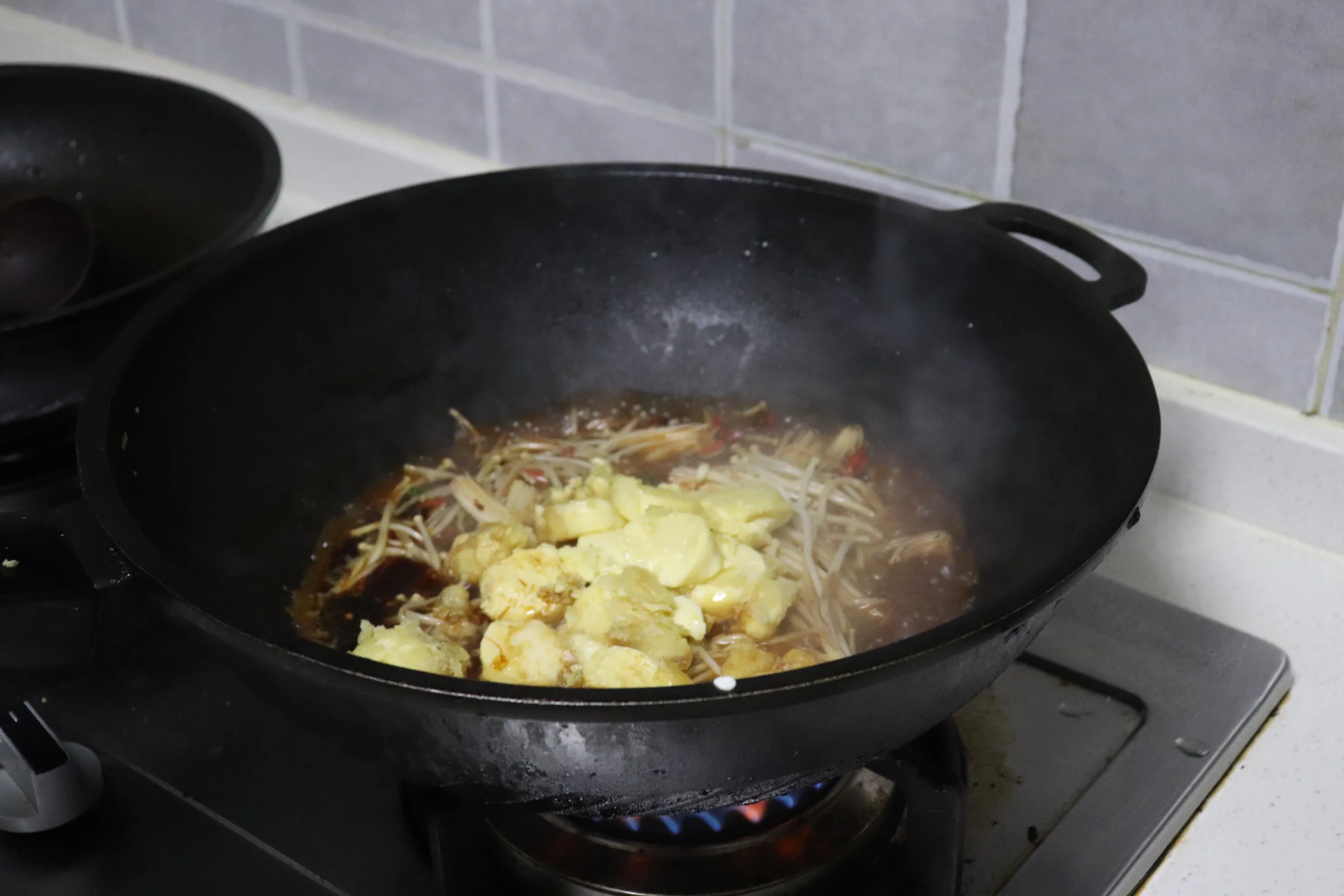 它和金针菇是“黄金搭档”，天冷焖一锅，5元成本，吃到汤汁不剩