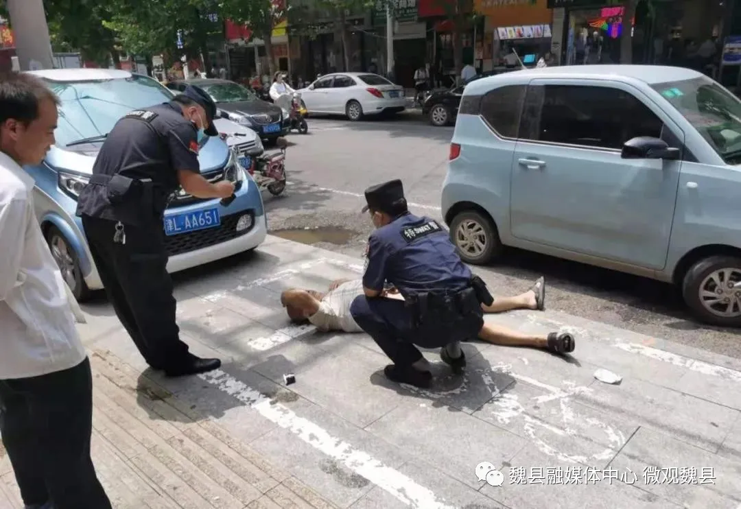 邯鄲魏縣：一男子癱倒在地 民警的做法獲點贊